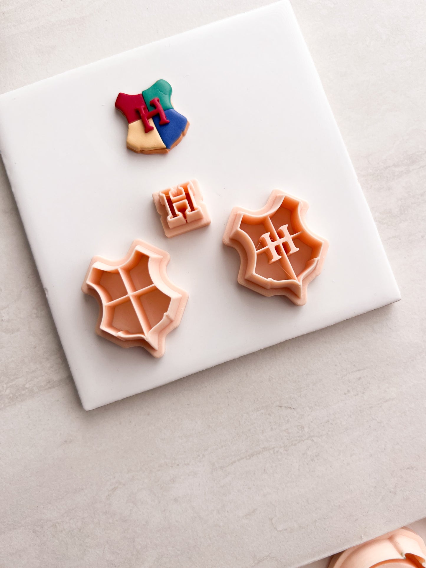 Hogwarts Crest Clay Cutter | Hogwarts Crest Polymer Clay Cutter for DIY Magic-Themed Earrings Fantasy Jewelry and Handmade Wizard Accessories